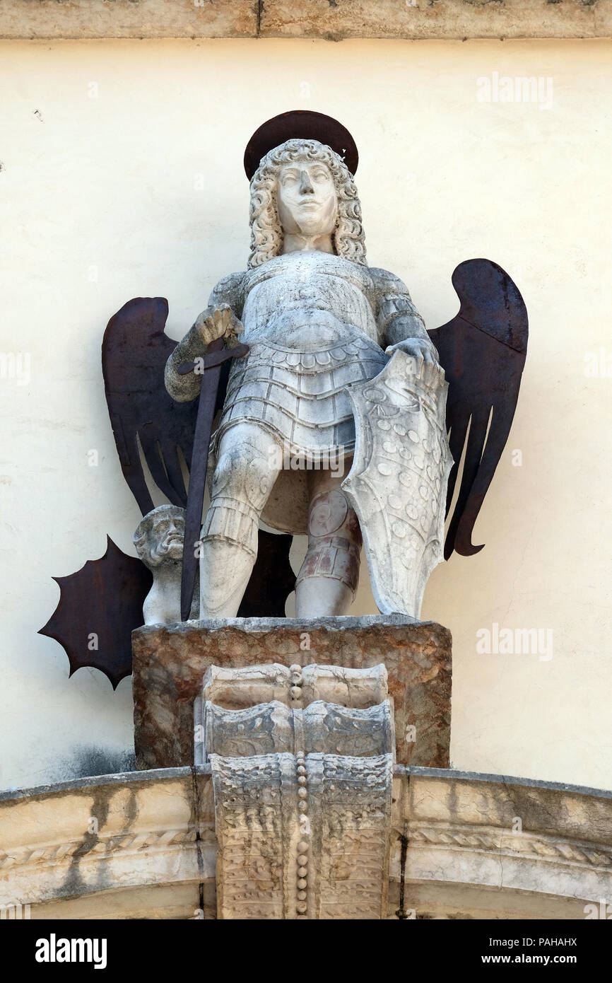 Saint Michel Archange, statue sur la façade du palais de l'Archevêché, Vérone, Italie Palace diocésain Banque D'Images