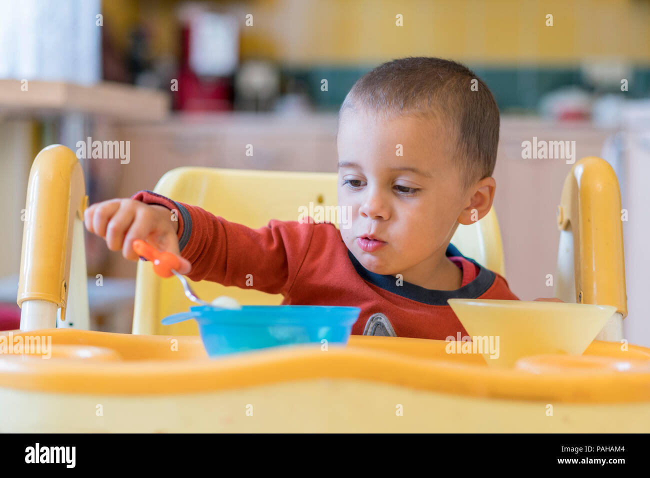 Le Garcon 2 Ans A Manger De La Viande Table Enfant Le Concept De L Independance De L Enfant Funny Enfant Dans Un Siege Bebe Photo Stock Alamy Le Garcon 2 Ans A Manger De La Viande Table Enfant Le Concept De L Independance De L Enfant Funny Enfant Dans Un Siege Bebe Photo Stock Alamy