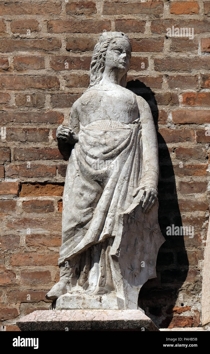 Statue féminine sur le portail de Sant'Eufemia de style gothique, l'église catholique romaine à Vérone, Italie Banque D'Images