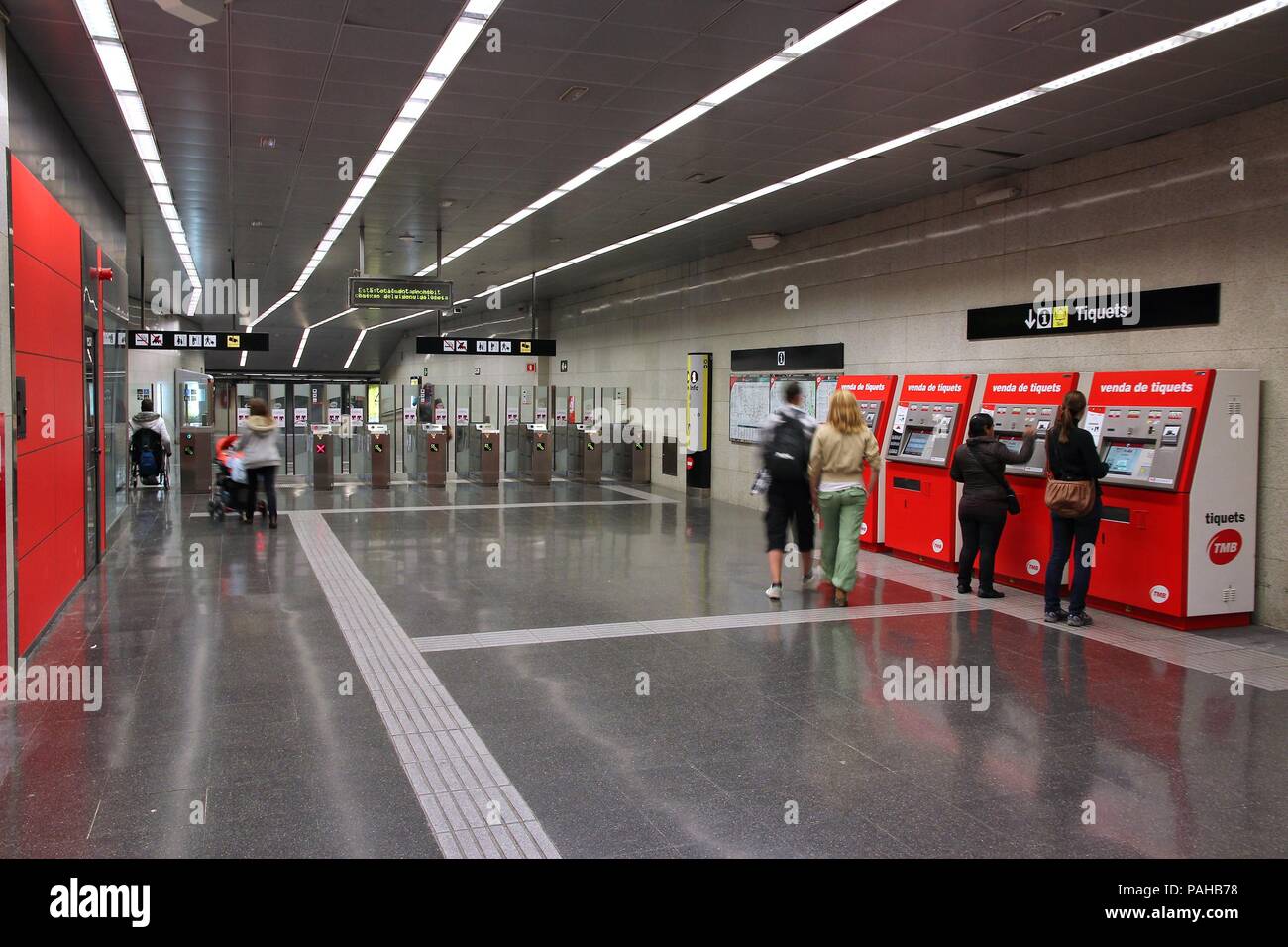 Barcelone, Espagne - 6 novembre : Les gens entrent dans Métro le 6 novembre 2012 à Barcelone, Espagne. Barcelone a le 2e système de métro la plus achalandée en Spai Banque D'Images
