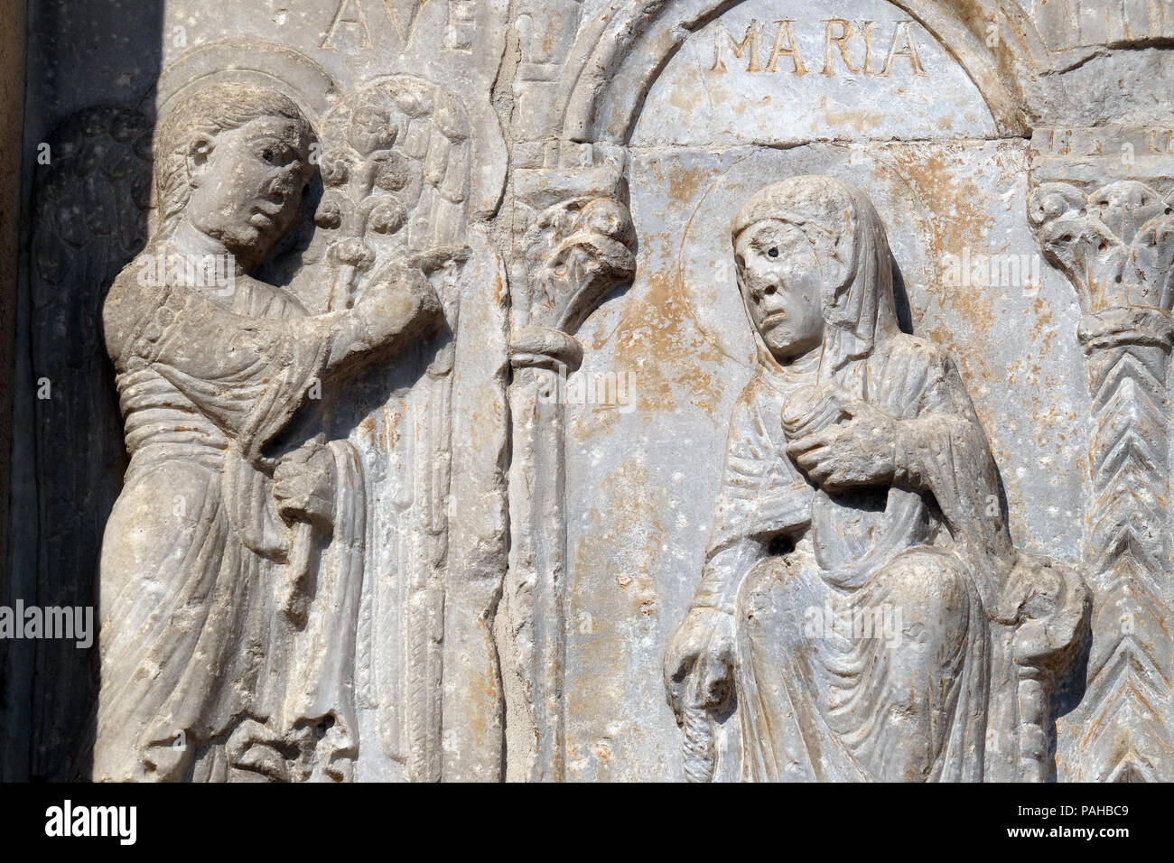 Annonciation de la Vierge Marie, Secours médiévale sur la façade de la Basilique de San Zeno à Vérone, Italie Banque D'Images