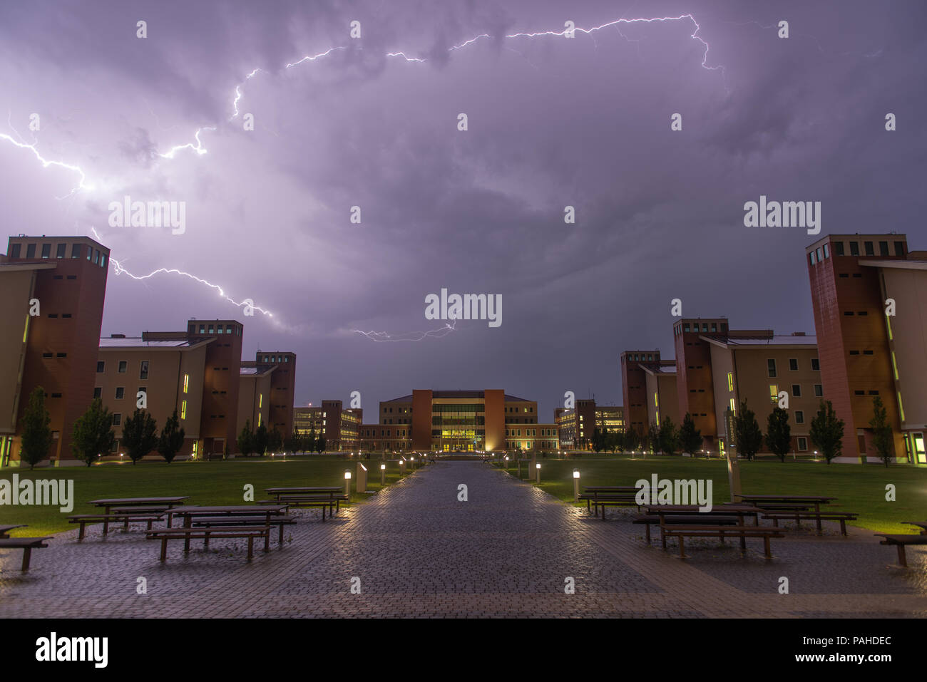VICENZA, Italie -- Caserma Del Din, siège de la 173e Brigade aéroportée, au cours d'une tempête le 23 juillet 2018. La 173e Brigade aéroportée de l'armée américaine est la force de réaction d'urgence en Europe, fournissant le déploiement rapide des forces armées de l'armée américaine l'Europe, l'Afrique et les domaines de responsabilité du commandement central dans les 18 heures. Banque D'Images