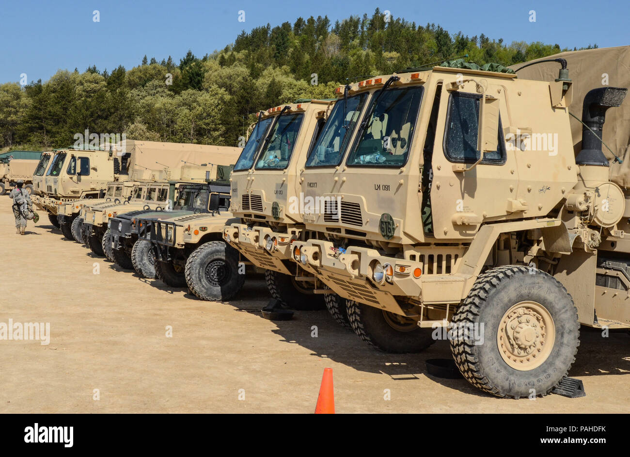 Réserve de l'armée américaine pour les véhicules montés blank-le-feu au cours de l'opération d'acier froid II à Fort McCoy, au Wisconsin, accueilli par le Théâtre 416e commande ingénieur, le 16 mai 2018. L'acier froid fonctionnement est l'armée américaine Réserver's armes collectives qualification et validation afin de s'assurer de l'Armée de l'Amérique et les soldats sont formés et prêts à se déployer à court préavis dans le cadre de prêt Force X et prêt au combat et la puissance de feu meurtrière à l'appui de l'armée et nos partenaires n'importe où dans le monde. (U.S. Photo de la réserve de l'armée par la CPS. Devona Felgar/301e Brigade d'amélioration de Manœuvre) Banque D'Images