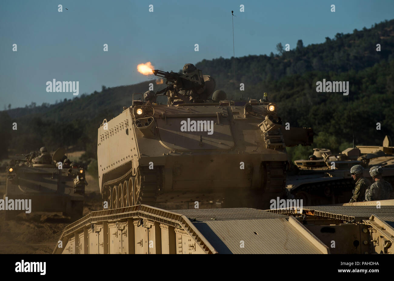 Un ingénieur de combat Armée soldat de la 350e compagnie du génie, de Bell, Californie, les feux d'un M2 de calibre 50 fusil à partir d'un véhicule de transport de troupes M113 sur une violation au cours d'un exercice d'entraînement de soutien au combat (CSTX) à Fort Hunter Liggett, Californie, le 22 juillet 2018. Cette rotation des CSTX traverse le mois de juillet, la formation de milliers de soldats de réserve de l'Armée américaine à partir d'une variété de fonctions pour inclure la police militaire, médicales, chimiques, de la logistique, transport et plus encore. (U.S. Réserve de l'armée photo par le Sgt. Michel Sauret) Banque D'Images