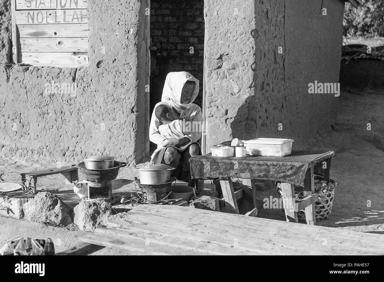 ANTANANARIVO, MADAGASCAR - le 3 juillet 2011 Non identifié : Madagascar femme avec un enfant vend quelque chose dans la rue. Les gens à Madagascar souffrent de pove Banque D'Images