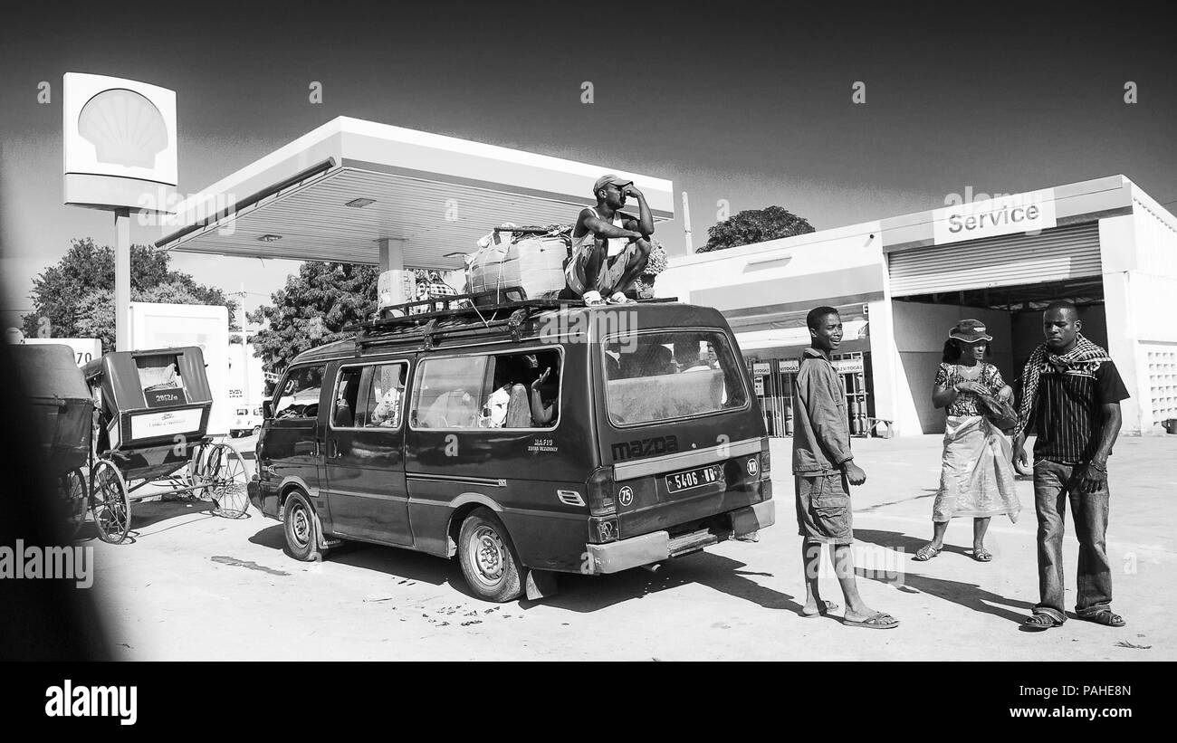 ANTANANARIVO, MADAGASCAR - Juillet 3, 2011 : Madagascar personnes non identifiées à proximité d'une station essence. Les gens souffrent de la pauvreté à Madagascar en raison de la lenteur de Banque D'Images