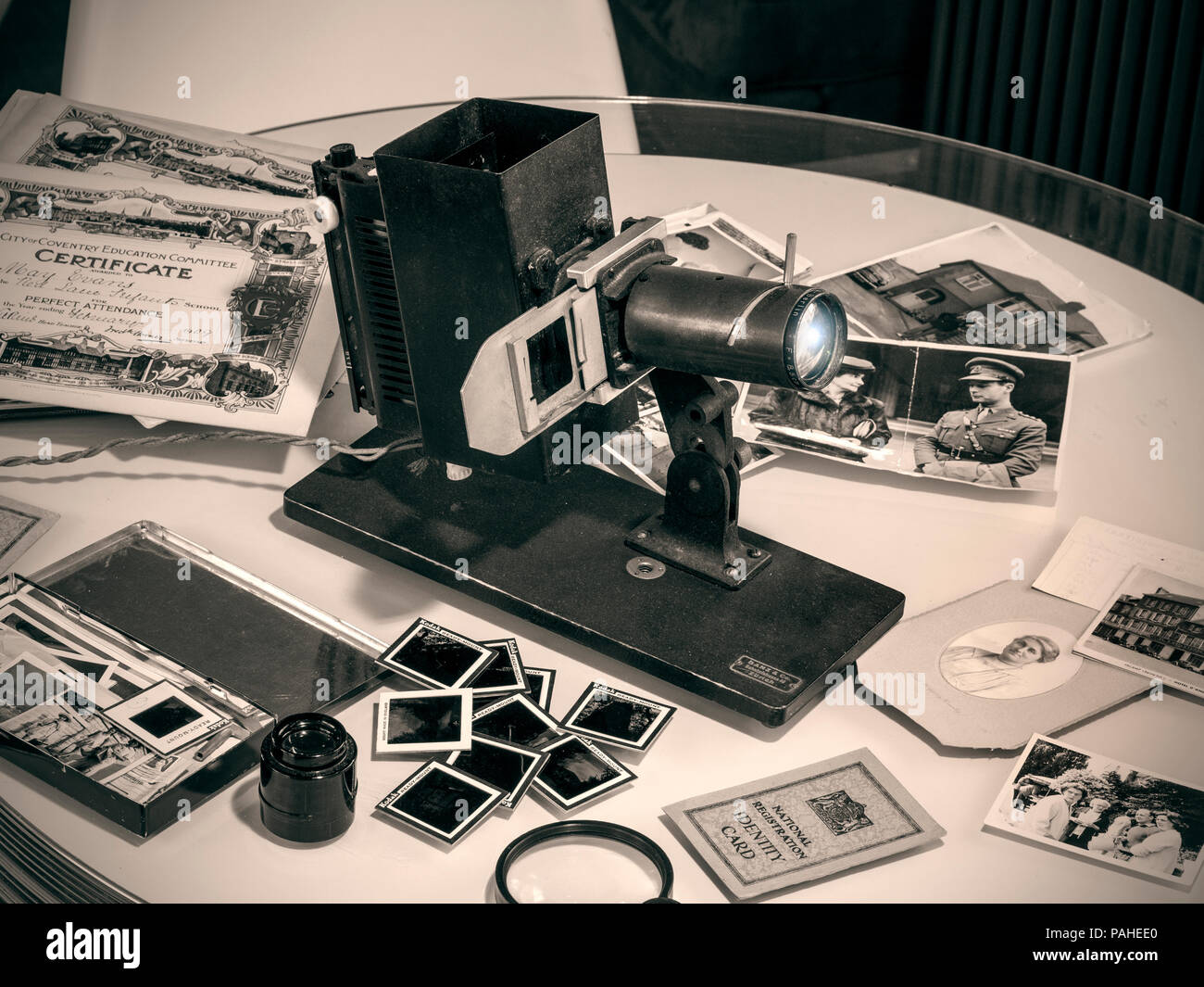 L'histoire de la famille ephemera photos documents de 1940 Années 1950 Années 1960 Les transparents avec de vieux film historique la transparence projecteur et verre grossissant lupe Banque D'Images