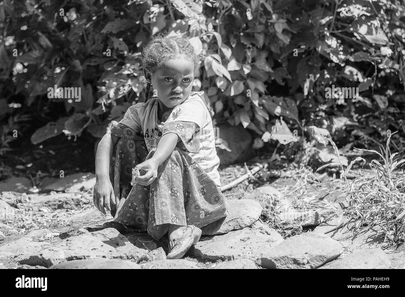 OMO, ETHIOPIE - 20 septembre 2011 : magnifiques petites filles éthiopiennes non identifiés s'assied sur le sol et prend un repos. La population en Éthiopie souffrent de po Banque D'Images