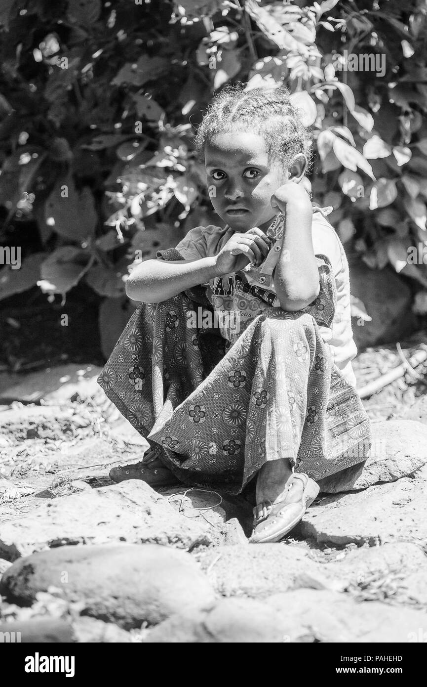 OMO, ETHIOPIE - 20 septembre 2011 : magnifiques petites filles éthiopiennes non identifiés s'assied sur le sol et prend un repos. La population en Éthiopie souffrent de po Banque D'Images