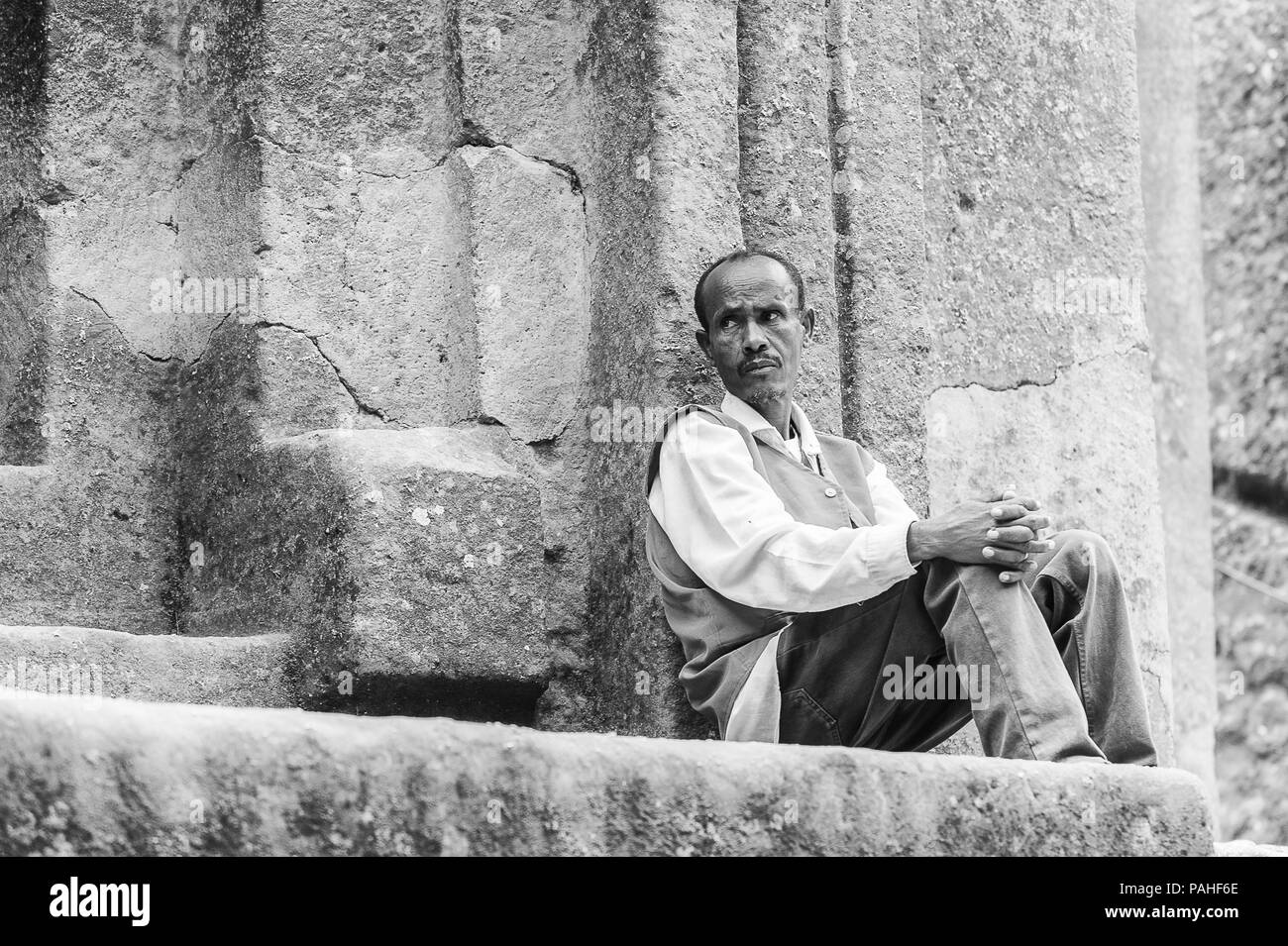 LALIBELA, ÉTHIOPIE - 27 septembre 2011 : l'homme religieux éthiopien non identifiés près de l'église de Lalibela couper la roche. La population en Éthiopie souffrent de Banque D'Images