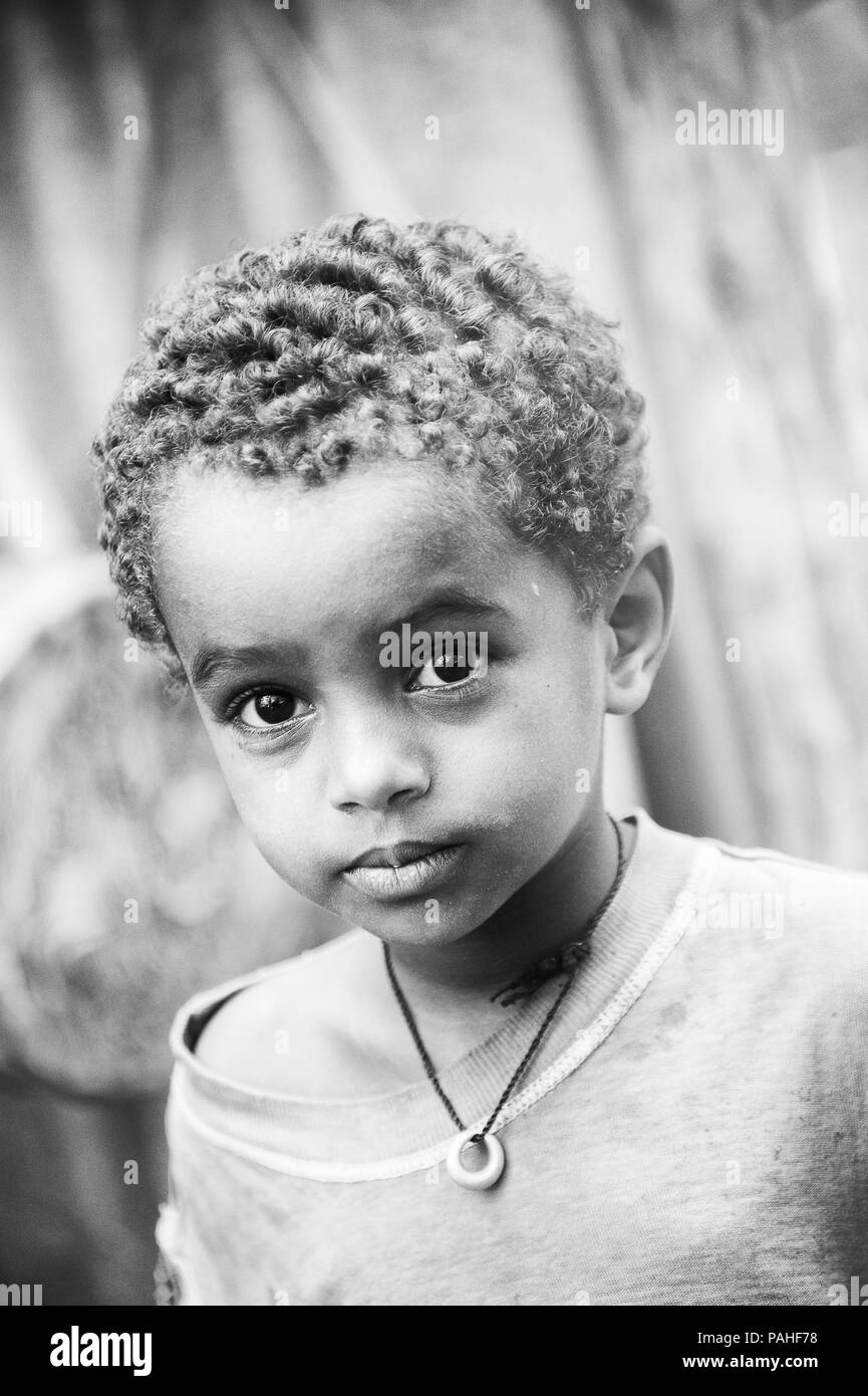 L'Éthiopie, d'Axoum - Sep 27, 2011 : Portrait d'un mignon petit garçon éthiopien non identifiés en Ethiopie, Sep.27, 2011. La population en Éthiopie souffrent de la pauvreté Banque D'Images