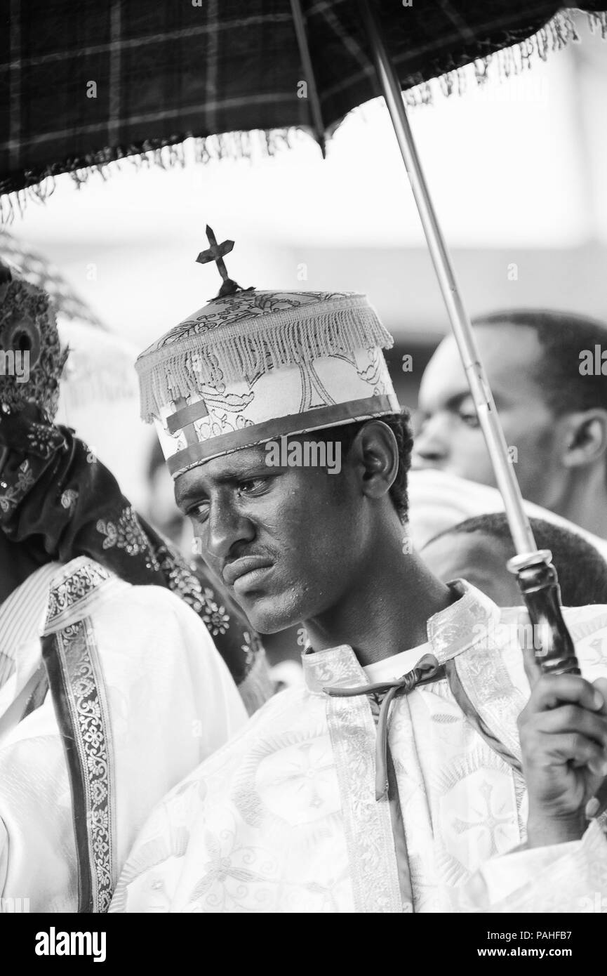 LALIBELA, ÉTHIOPIE - Sep 27, 2011 : prêtre éthiopien non identifiés avec parapluie pendant le festival Meskel, éthiopienne en Mai 27, 2011. Meskel commemorat Banque D'Images