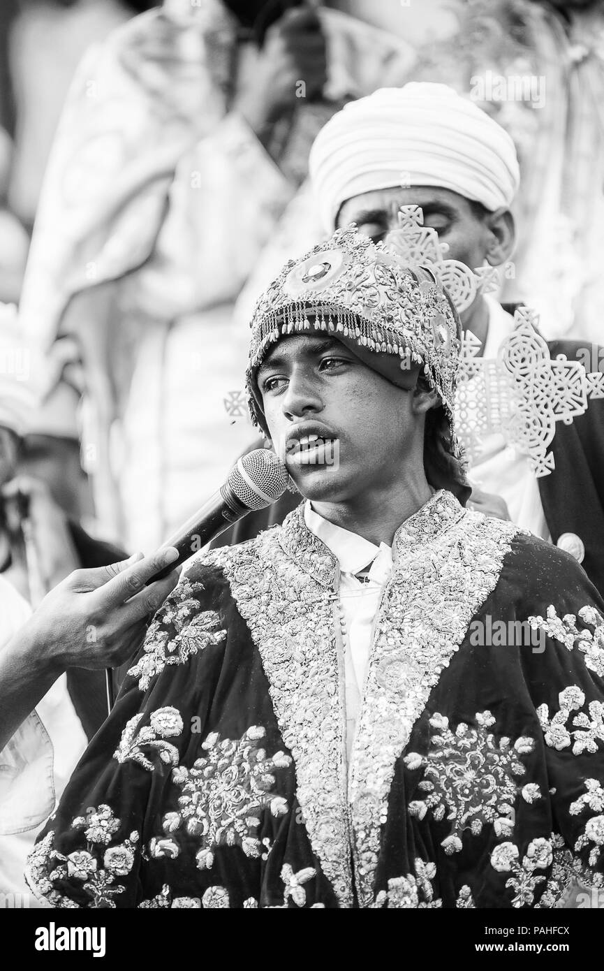 LALIBELA, ÉTHIOPIE - Sep 27, 2011 : l'homme religieux éthiopien non identifiés à regarder la performance festival Meskel, éthiopienne en Mai 27, 2011. Meskel com Banque D'Images