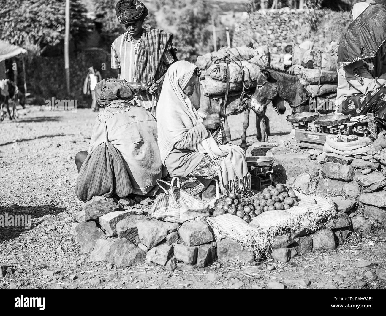 OMO, ETHIOPIE - le 21 septembre 2011 : Des femmes éthiopiennes non identifiés à l'oignons vente marché. La population en Éthiopie souffrent de la pauvreté en raison de l'instabilité de la s Banque D'Images