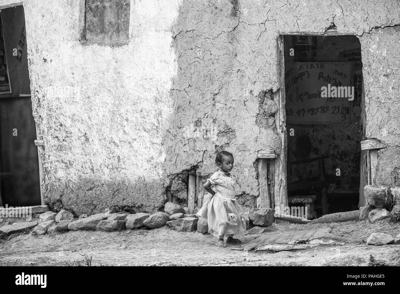 OMO, ETHIOPIE - le 21 septembre 2011 : Unidentified éthiopienne dans une robe rose dans la rue. La population en Éthiopie souffrent de la pauvreté due à l'unstabl Banque D'Images