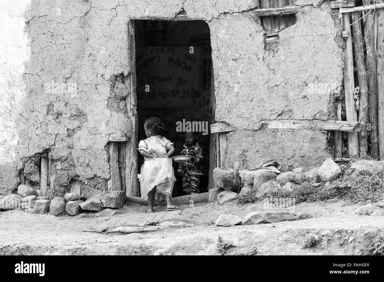 OMO, ETHIOPIE - le 21 septembre 2011 : Unidentified éthiopienne dans une robe rose dans la rue. La population en Éthiopie souffrent de la pauvreté due à l'unstabl Banque D'Images