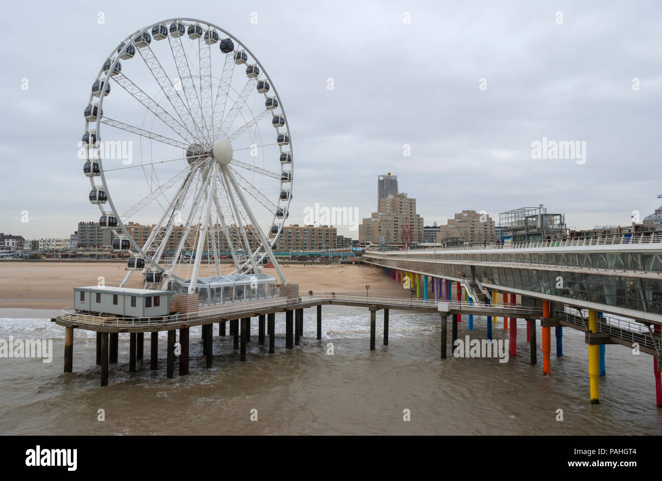 Grande roue de la jetée de Scheveningen. Station balnéaire de la mer du nord de Scheveningen, à La Haye (Den Haag), Pays-Bas. Banque D'Images