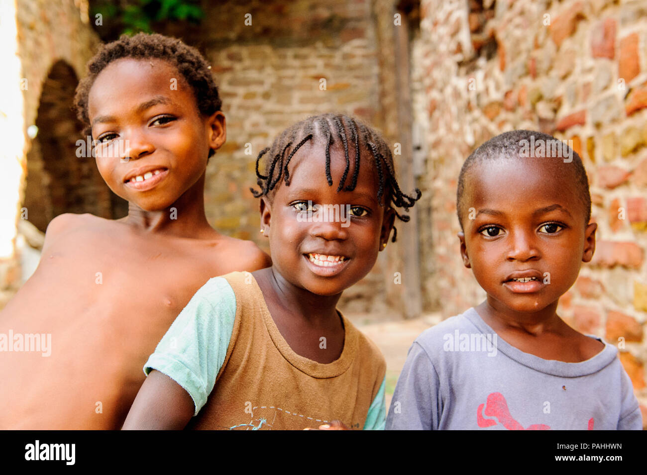 GHANA - 2 mars, 2012 : Trois enfants ghanéens unindentified sourire pour la caméra dans le Ghana, le 2 mars, 2012. Les gens en souffrent de la pauvreté du Ghana Banque D'Images