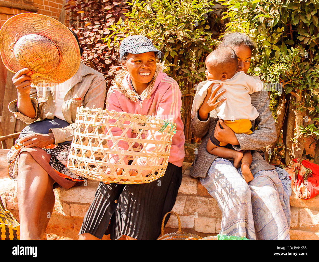 ANTANANARIVO, MADAGASCAR - 30 juin 2011 : Madagascar non identifiés des femmes vendent des pommes et autres fruits au marché. Les gens à Madagascar souffrent de pov Banque D'Images