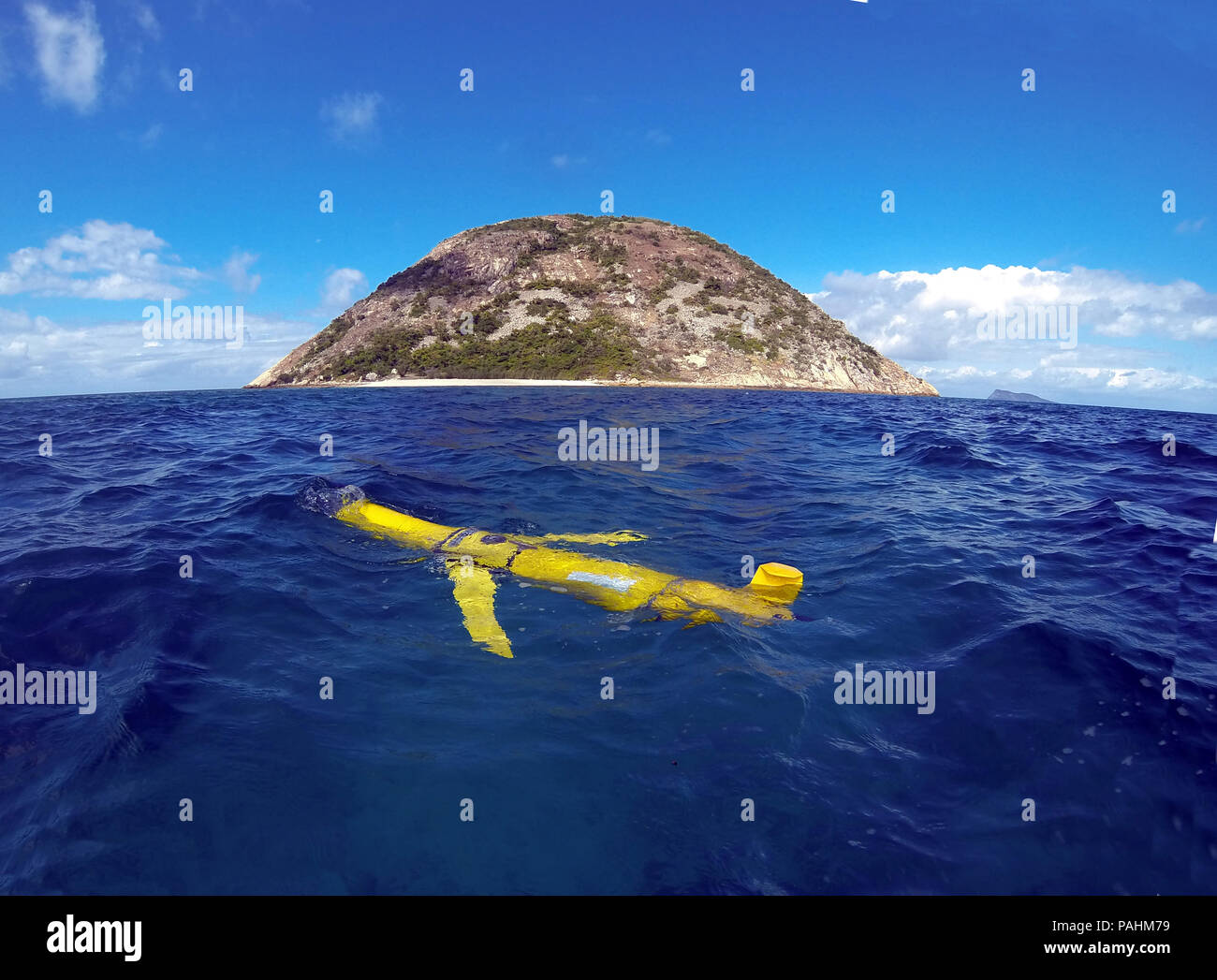 Slocum ocean glider (instrument océanographique sous-marins autonomes) flottant près de l'Île Direction nord, Grande Barrière de Corail, Queensland, Australie. Banque D'Images