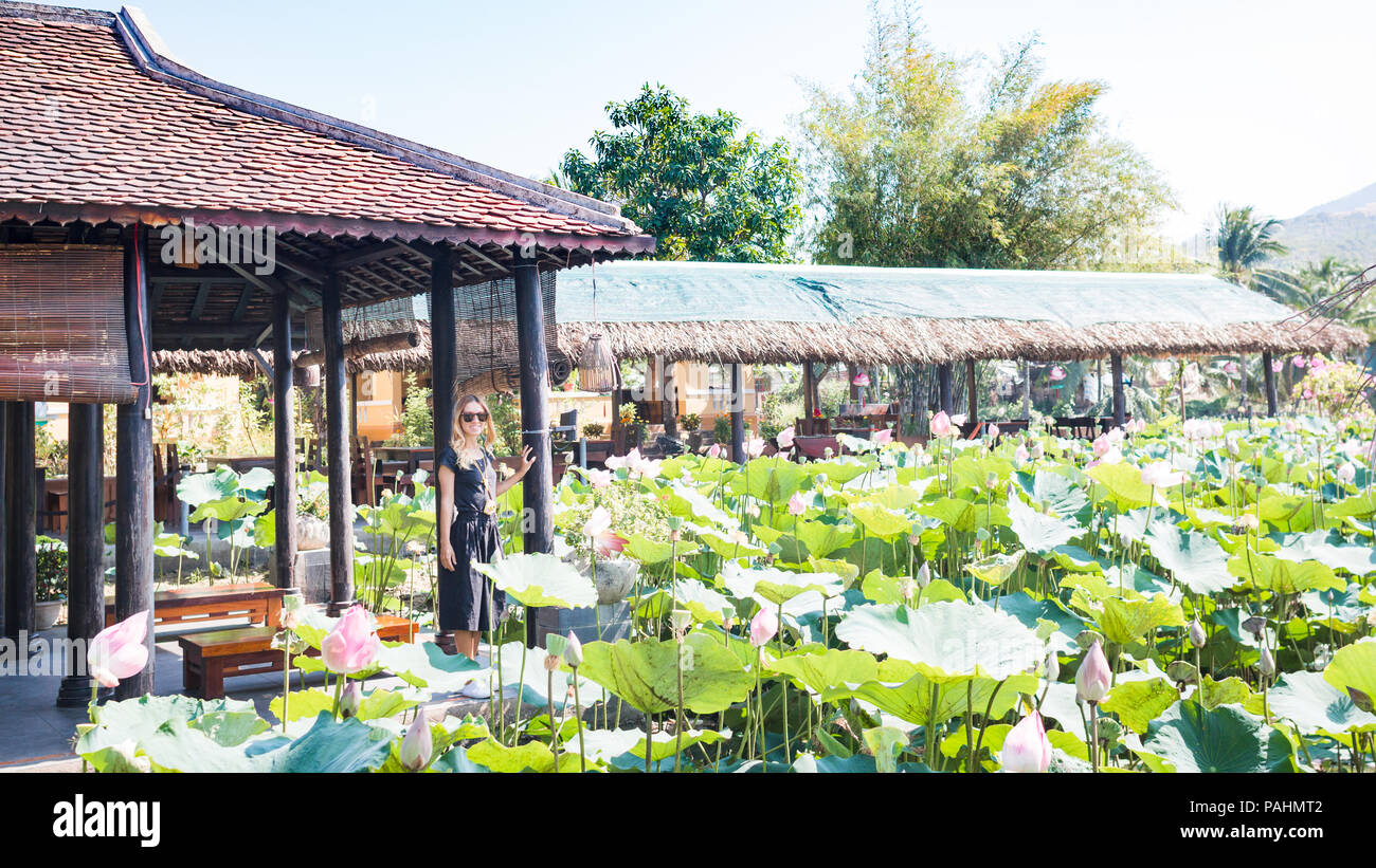 Des fleurs de lotus et un pavillon dans un jardin, alcôve dans un style oriental Banque D'Images