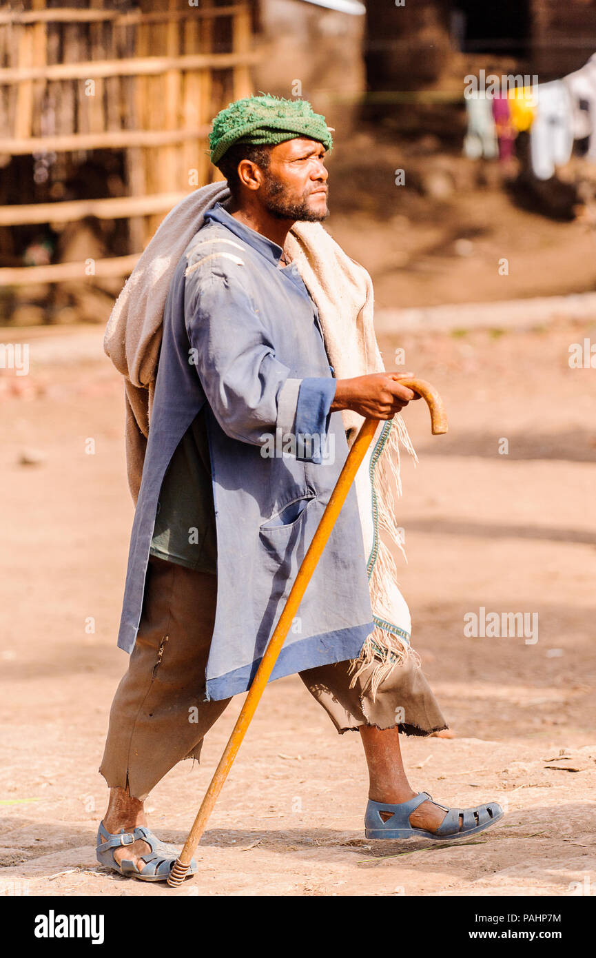 L'Éthiopie, d'Axoum - 24 septembre 2011 : l'Éthiopie Non Identifiés homme marche rapidement avec une baston. La population en Éthiopie souffrent de la pauvreté en raison de l'instabilité Banque D'Images