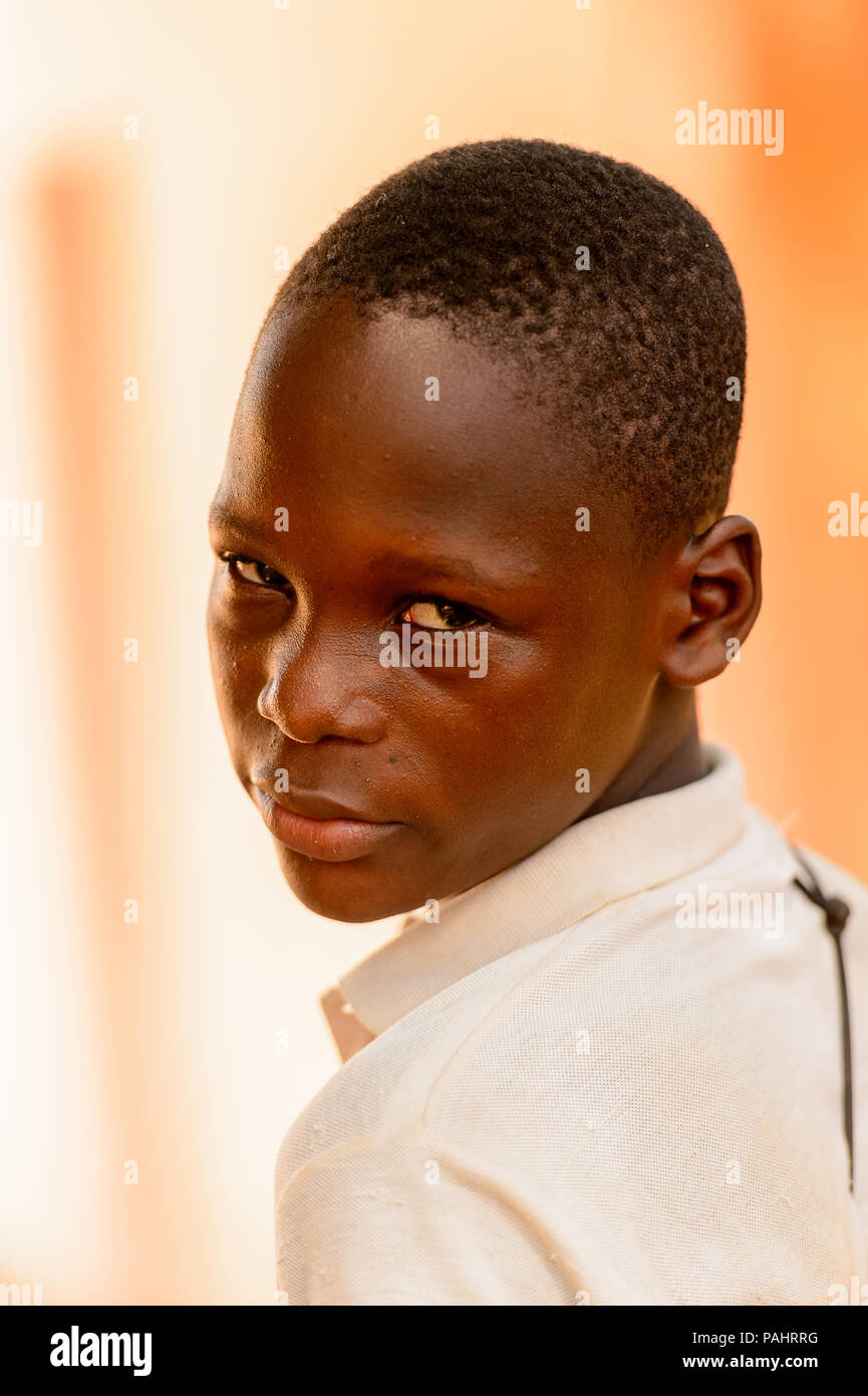 Lomé, Togo - Mar 9, 2013 : garçon togolais non identifiés pose et sourire pour la caméra. Peuple Togolais souffrent de la pauvreté en raison de l'instabilité de la place économique Banque D'Images