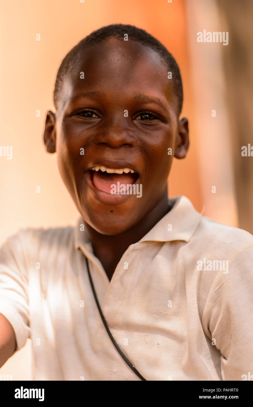 Lomé, Togo - Mar 9, 2013 : garçon togolais non identifiés pose et sourire pour la caméra. Peuple Togolais souffrent de la pauvreté en raison de l'instabilité de la place économique Banque D'Images