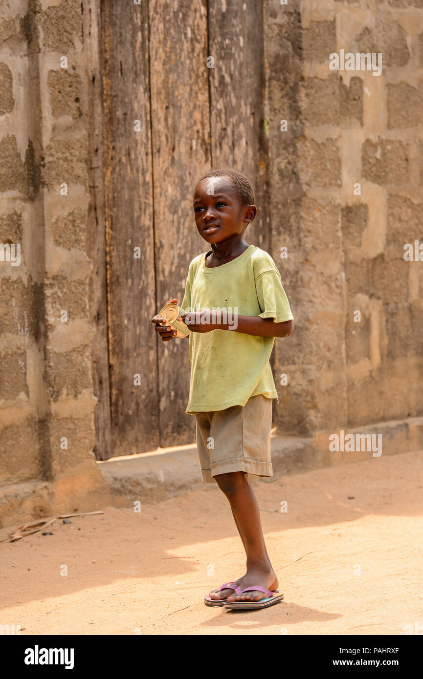 Lomé, Togo - Mar 9, 2013 : le Réseau non identifié smiling boy avec un peut. Peuple Togolais souffrent de la pauvreté en raison de l'instabilité de la situation économique. Banque D'Images