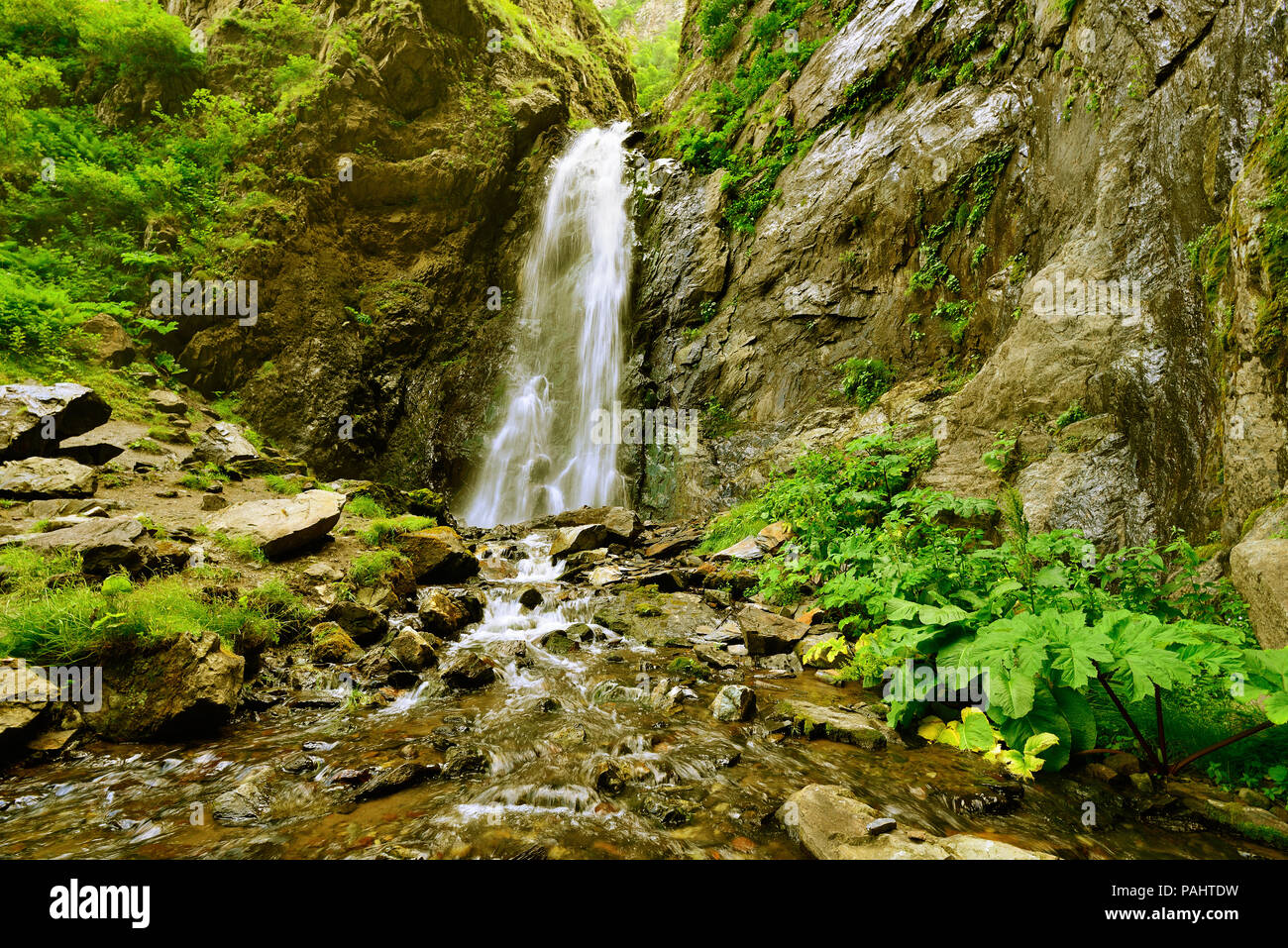 Gveleti petites chutes d'être dans une gorge Dariali près de la ville de Kazbegi dans les montagnes du Caucase, Geprgia Banque D'Images