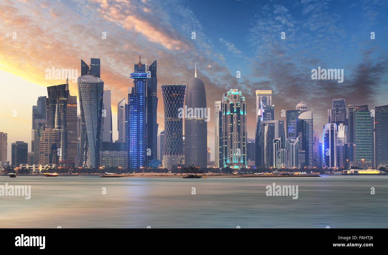 L'horizon de la baie de l'Ouest et Centre-ville de Doha, au Qatar, au lever du soleil Banque D'Images