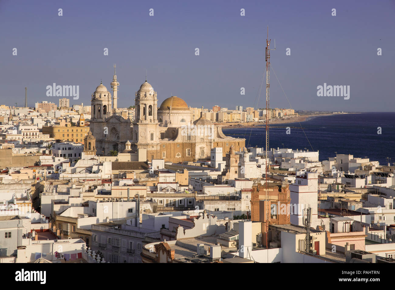 Vue Aérienne Vue panoramique de la vieille ville et les toits de la cathédrale de Santa Cruz, dans l'après-midi de la Tour Tavira à Cadix, Andalousie Banque D'Images