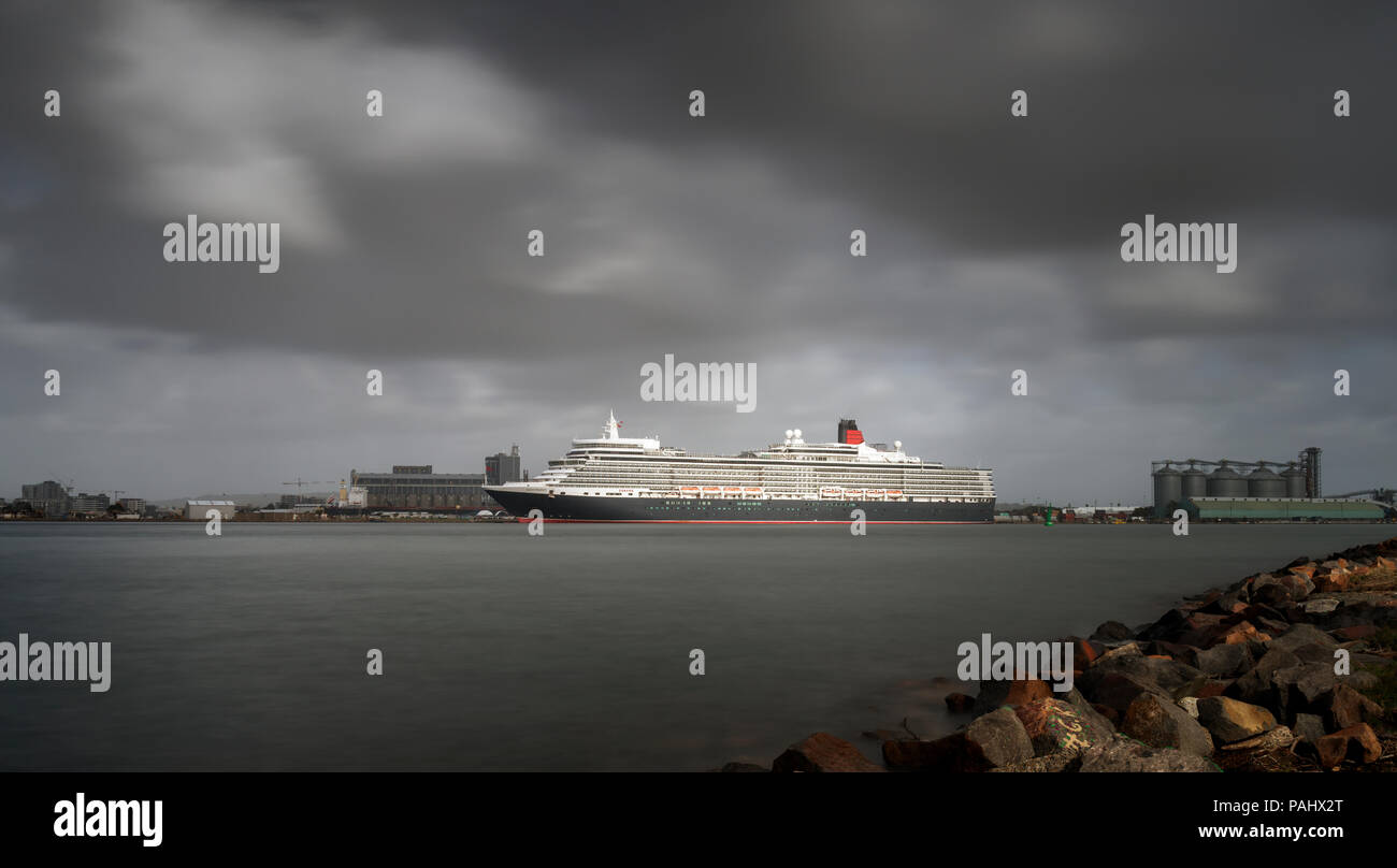 La Reine Elizabeth de croisière amarrés à Newcastle, 1er mars 2018, New South Wales, Australie. Banque D'Images