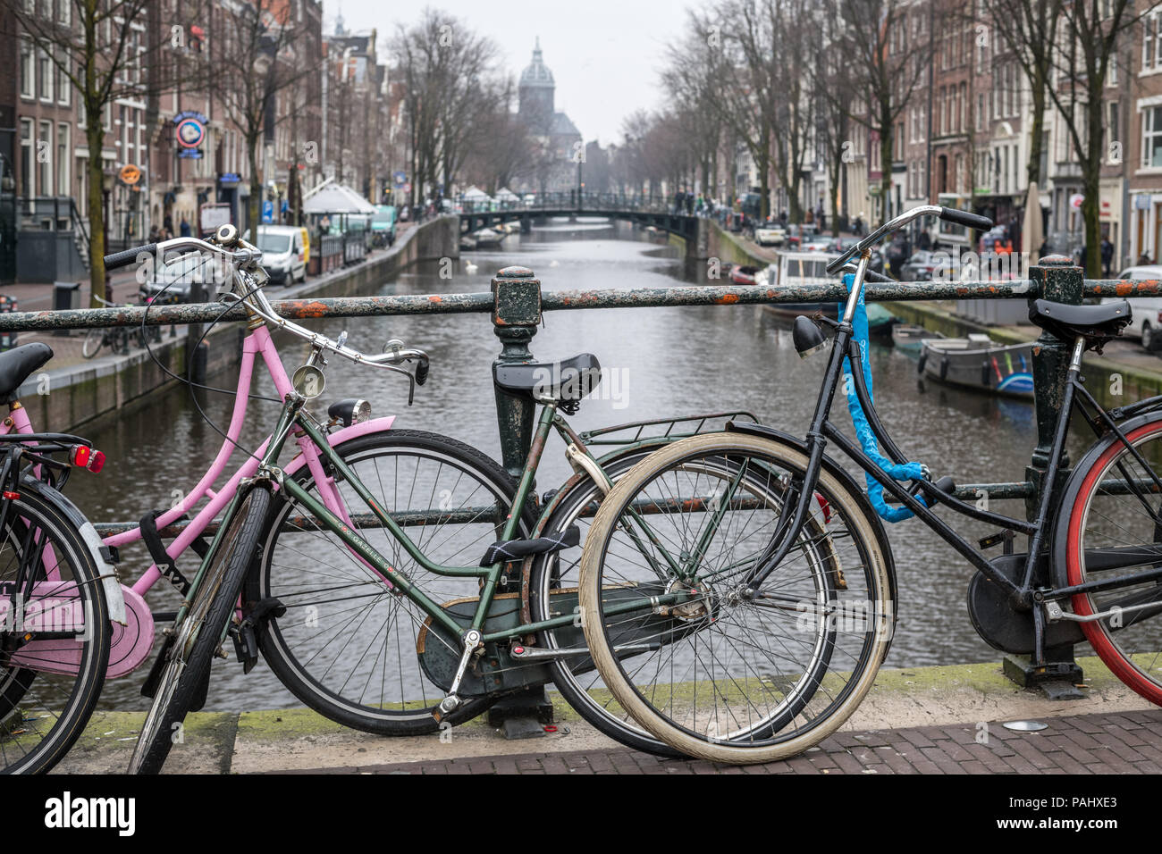 Prêt de vélos se chevauchent les uns les autres sur un pont à Amsterdam aux Pays-Bas. Banque D'Images