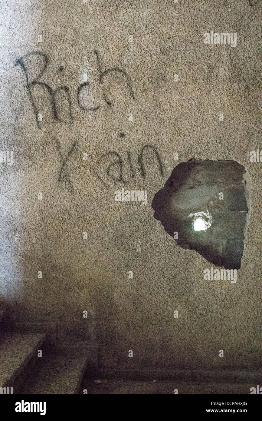 Graffiti sur un mur exposé de l'hôtel abandonné, une fois l'Ducor plus importants hôtels à Monrovia, Libéria Banque D'Images