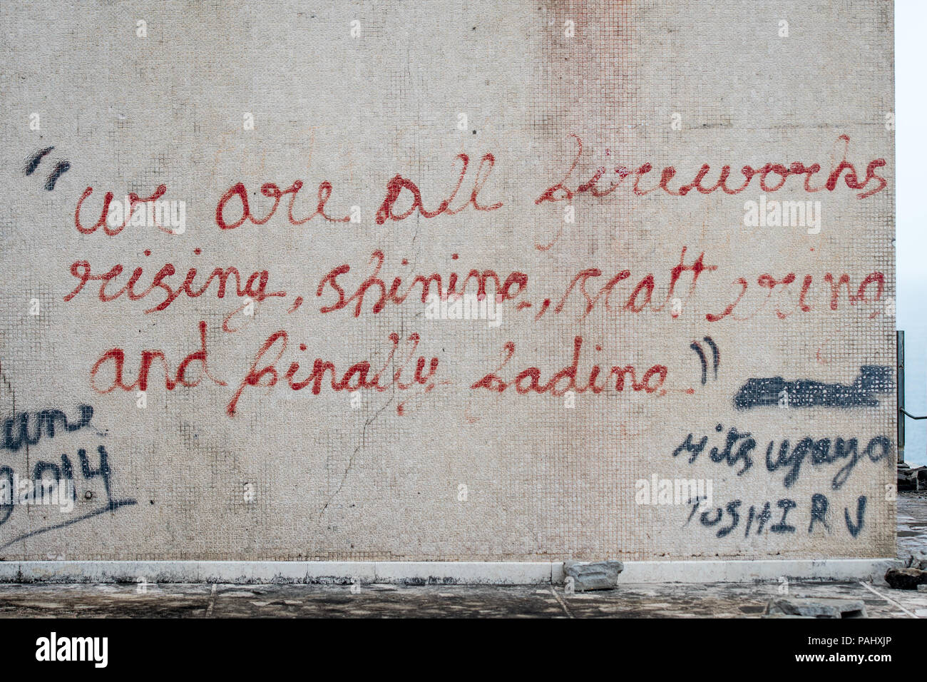 Une citation inspirante graffitied sur le mur de l'hôtel abandonné, une fois l'Ducor plus importants hôtels à Monrovia, au Libéria. Banque D'Images