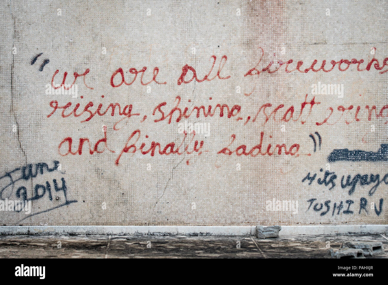 Une citation inspirante graffitied sur le mur de l'hôtel abandonné, une fois l'Ducor plus importants hôtels à Monrovia, au Libéria. Banque D'Images