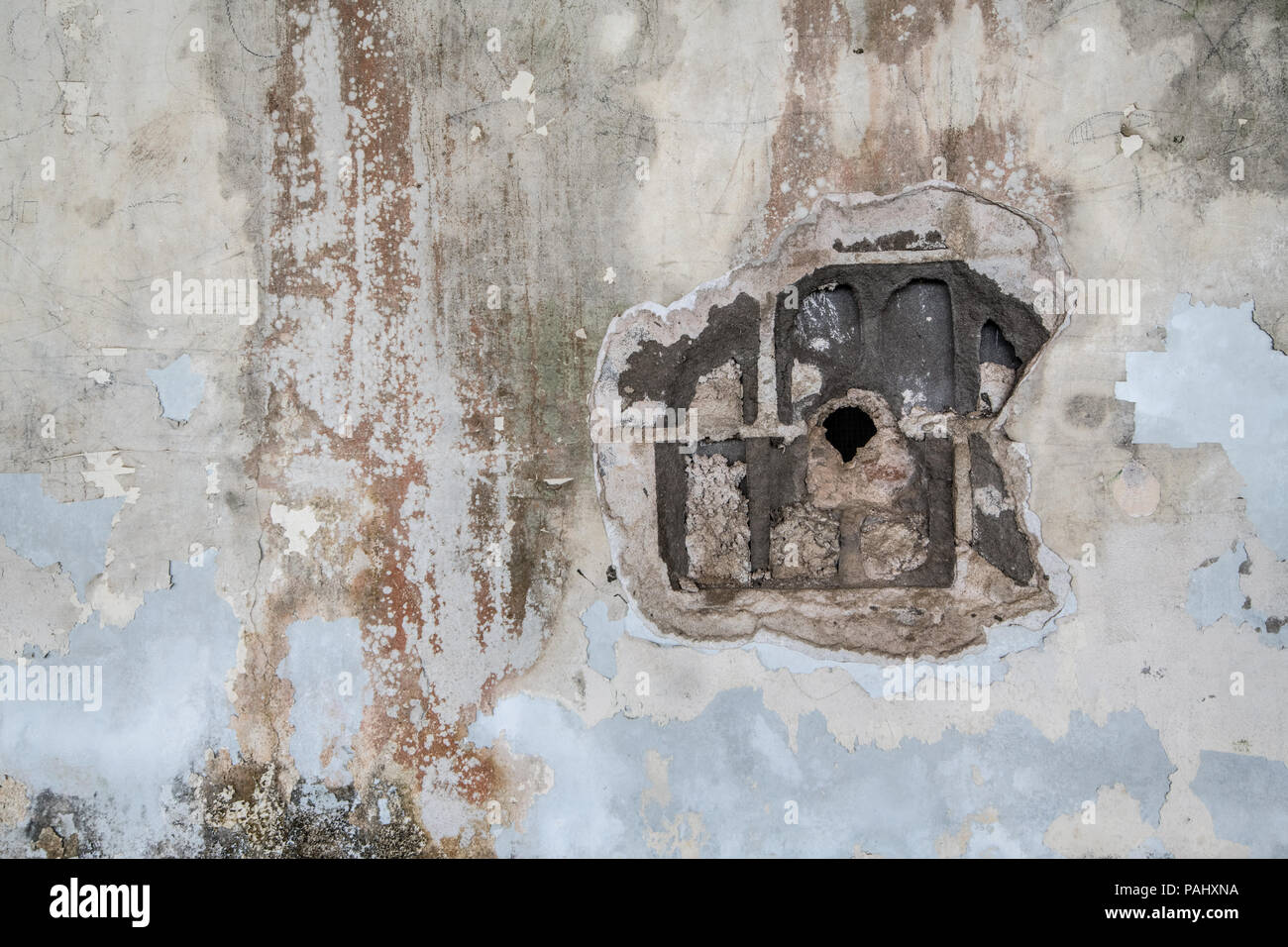 Un mur fissuré de l'abandonné, une fois l'hôtel Ducor plus grands hôtels à Monrovia, Libéria Banque D'Images