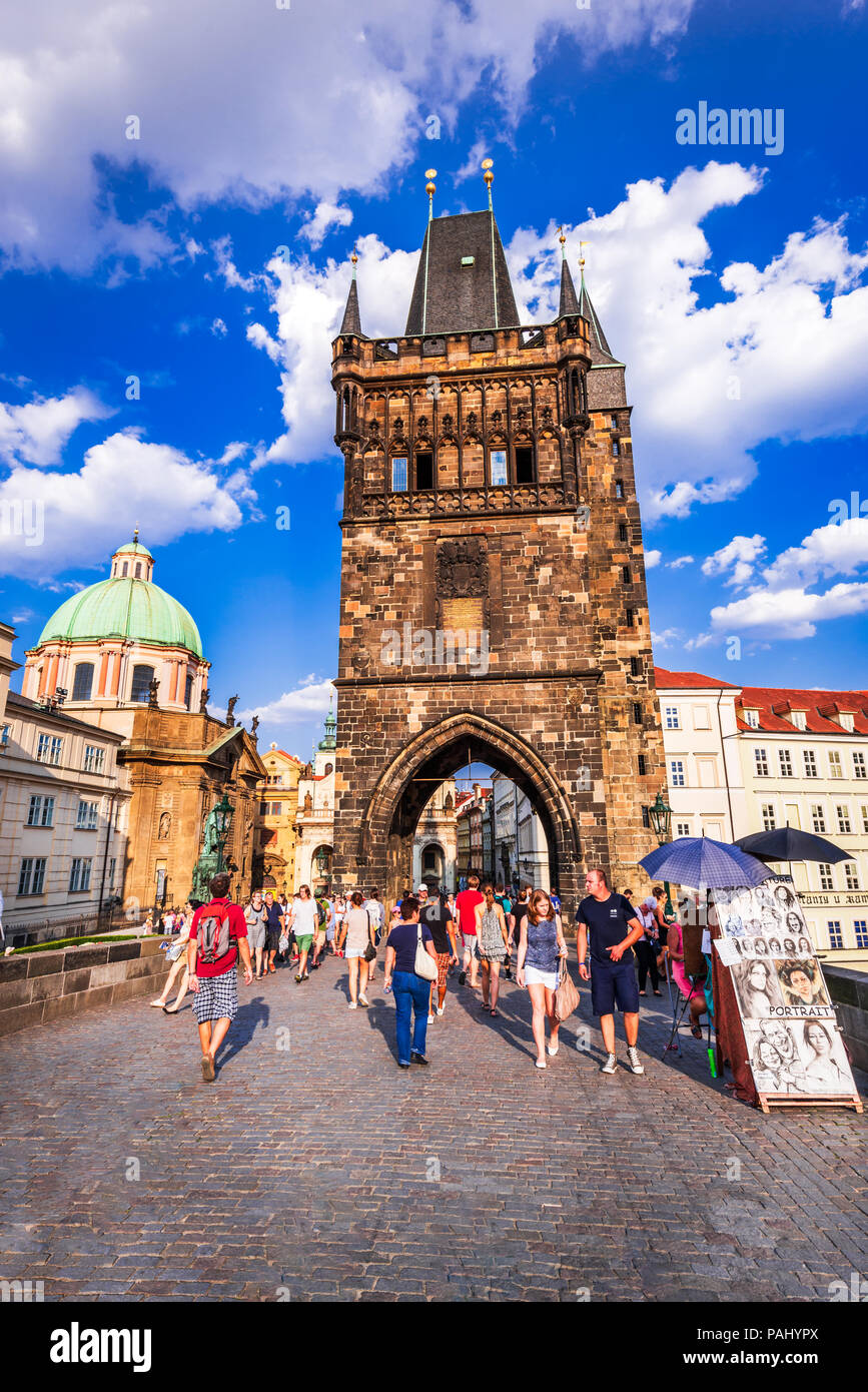 Prague, République Tchèque - 8 août 2015 : La vue d'été de la vieille ville de Prague et le Pont Charles et l'architecture sur la Vltava. République Cezch. Banque D'Images
