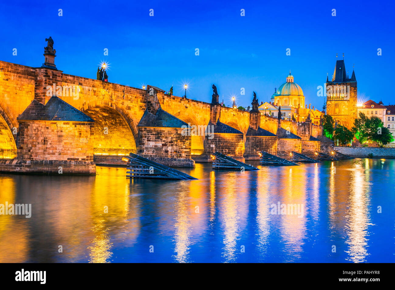 Prague, République tchèque. Le Pont Charles, Stare Mesto au crépuscule , Bohemia monument à Prague. Banque D'Images
