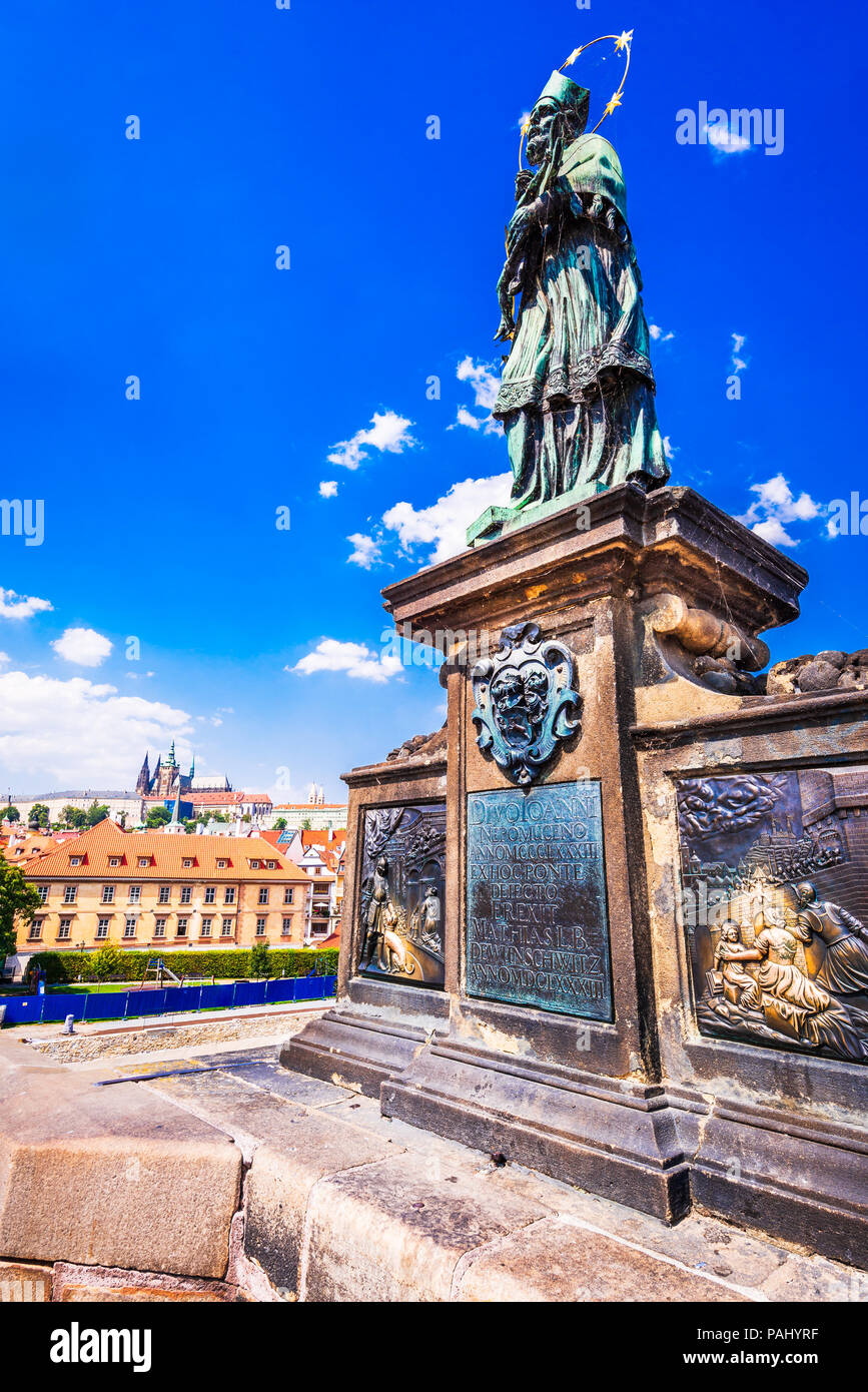 Prague, République tchèque. Statue de Saint Augustin sur le Pont Charles (Karluv Most), monument de la capitale de la Bohême. Banque D'Images