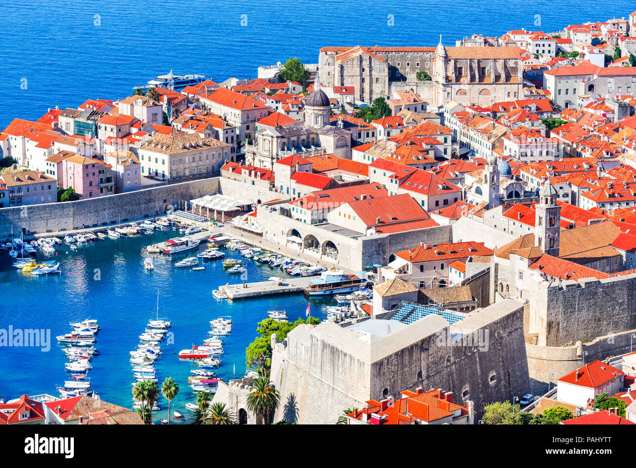 Dubrovnik, Croatie. Vue pittoresque sur la vieille ville fortifiée médiévale, Raguse et côte dalmate de Mer Adriatique. Banque D'Images