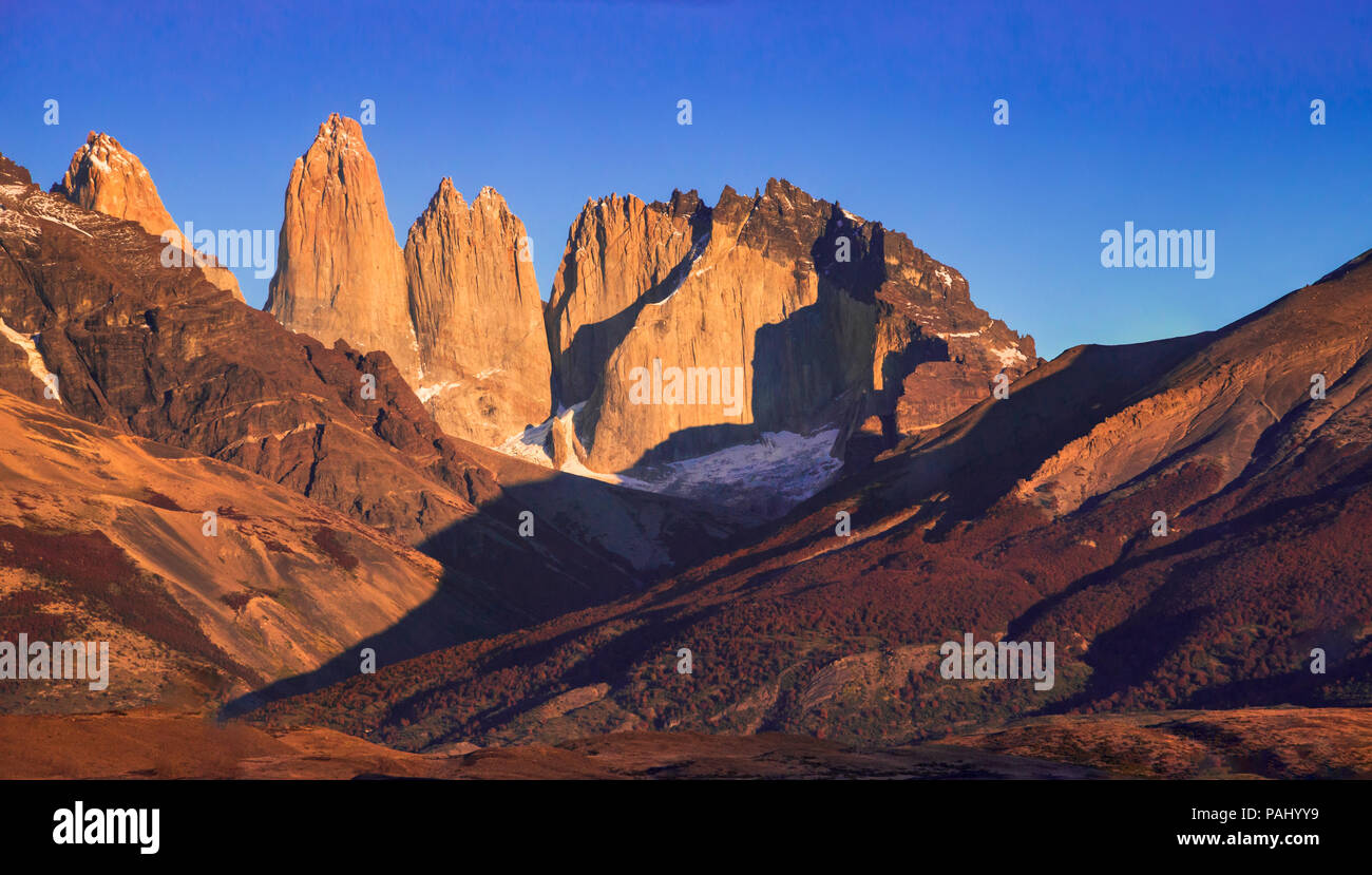Torres del Paine, célèbre monument de glace et de rochers de la Patagonie, au Chili, en Amérique du Sud. Banque D'Images