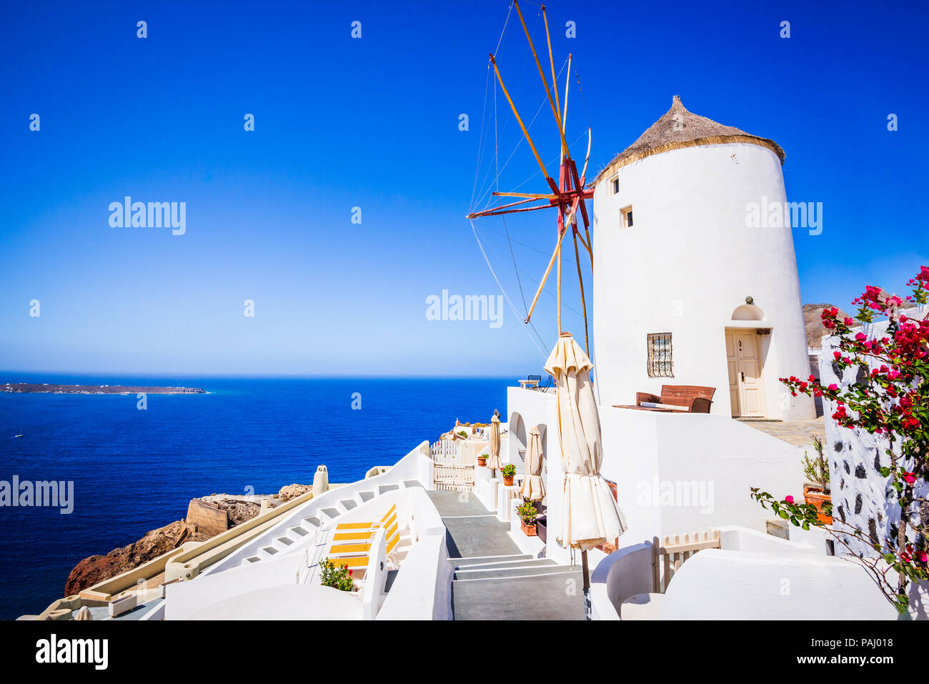 Santorin, Grèce. La ville d'Oia blanchis incroyable, Thira en grec des Cyclades, sur la mer Egée. Destinations de l'Europe. Banque D'Images