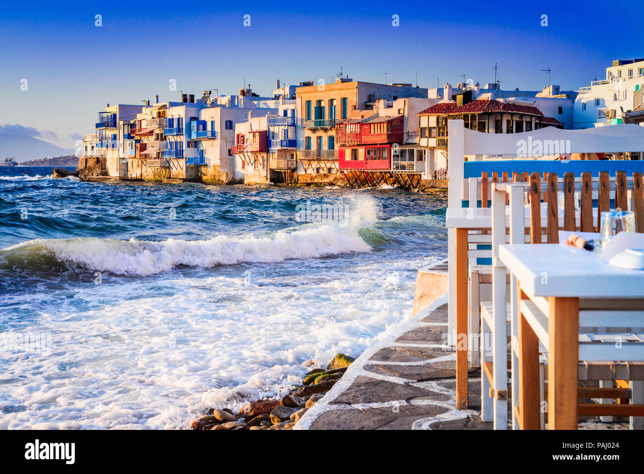Mykonos, Grèce. Maisons au bord de la Petite Venise, considéré comme l'un des endroits les plus romantiques sur les îles des Cyclades. Banque D'Images Mykonos, Grèce. Maisons au bord de la Petite Venise, considéré comme l'un des endroits les plus romantiques sur les îles des Cyclades. Banque D'Images