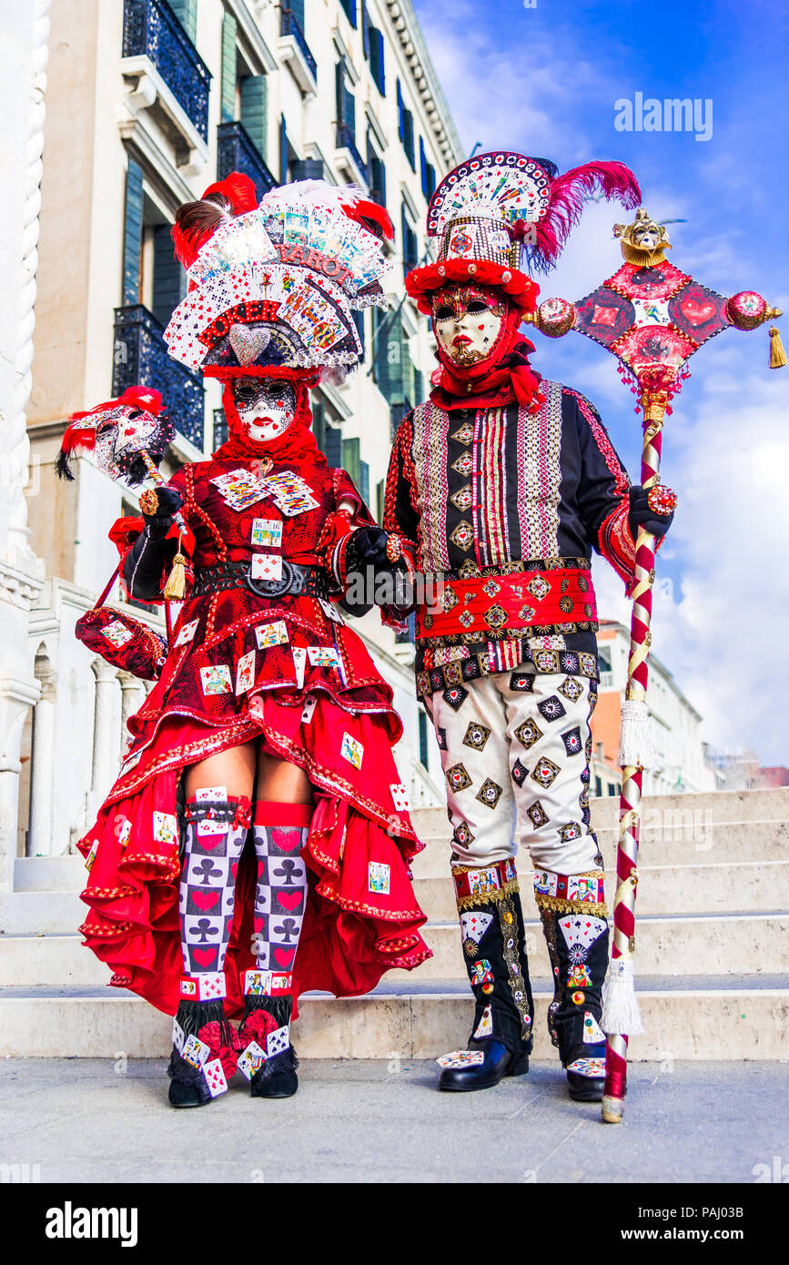 Venise, Italie - 9 Février 2018 : Carnaval de Venise, beau masque à la place Saint-Marc avec Saint George Island dans l'arrière-plan. Banque D'Images