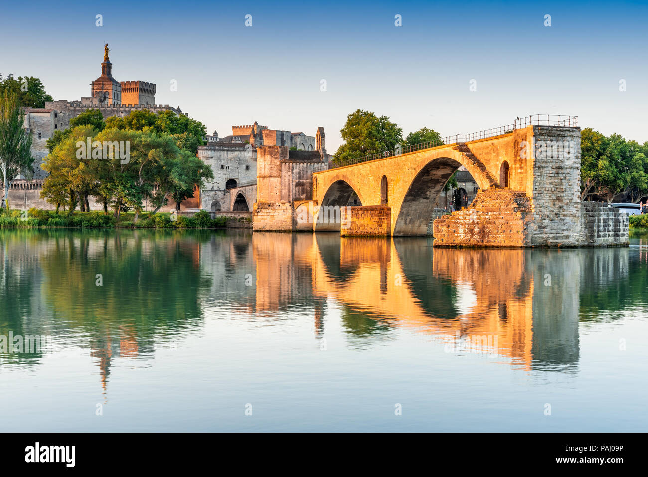 Pont d'Avignon avec Palais des Papes et le Rhône, au lever du soleil, Pont Saint-Bénezet, Provence, France. Banque D'Images
