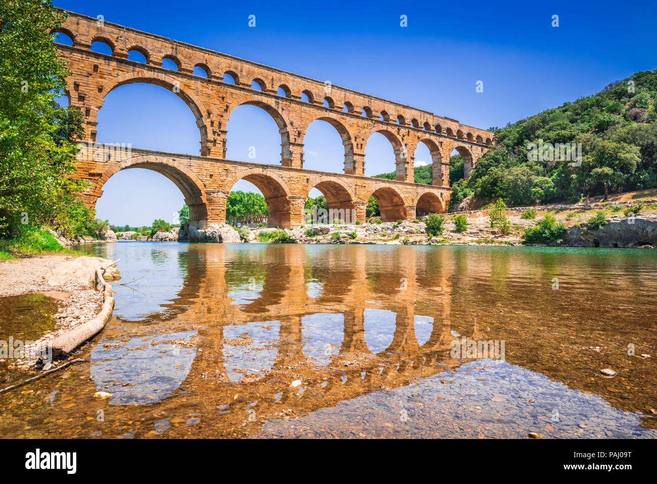 Pont du Gard aqueduc à trois niveaux a été construite à l'époque romaine sur le Gardon. Provence journée d'été. Banque D'Images