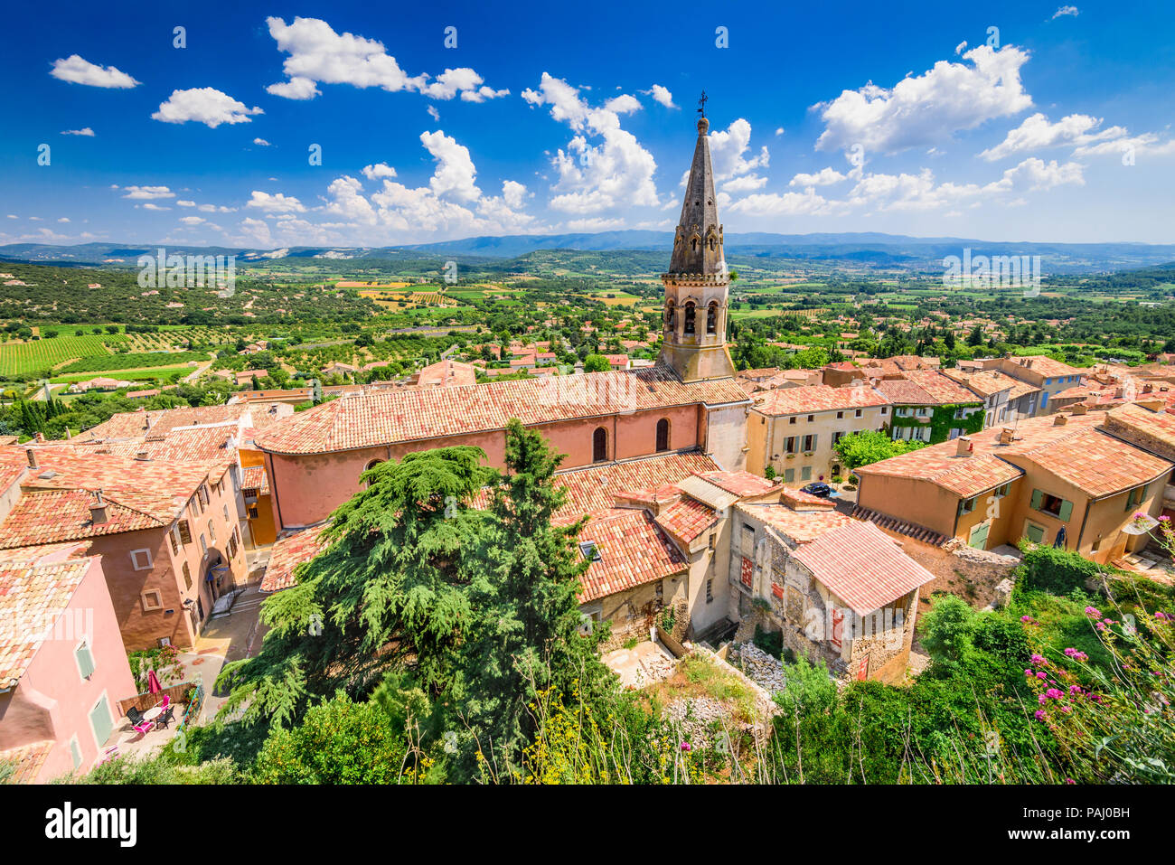 Panorama de Saint-Saturnin-les-Apt, France, avec tours et bâtiments de l'église St Etienne. Village de Provence. Banque D'Images