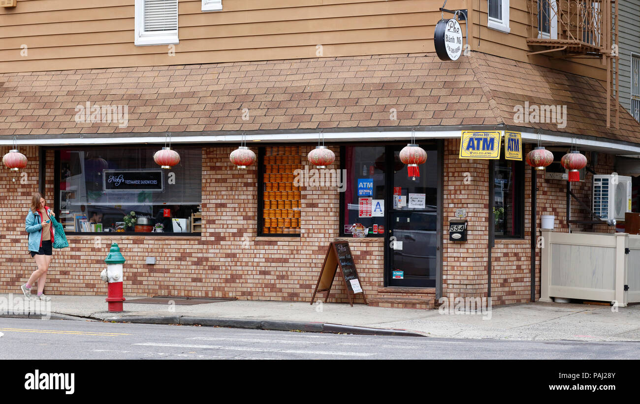 [Front de vente historique] Nicky's Vietnamiens sandwiches, 554 Lorimer St, Brooklyn, NY. Façade extérieure d'un restaurant vietnamien à Williamsburg. Banque D'Images
